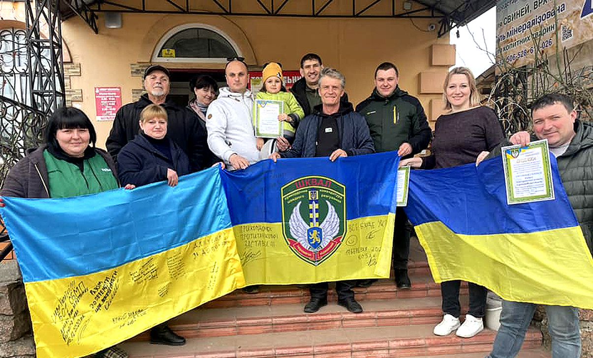 Громадою  обух сталить...